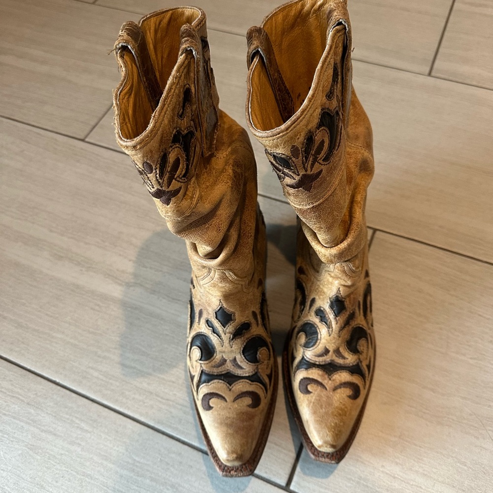 Corral: LD Slouch Boot with Contrast Cut in Sandbrown size 7 1/2. STK A1138